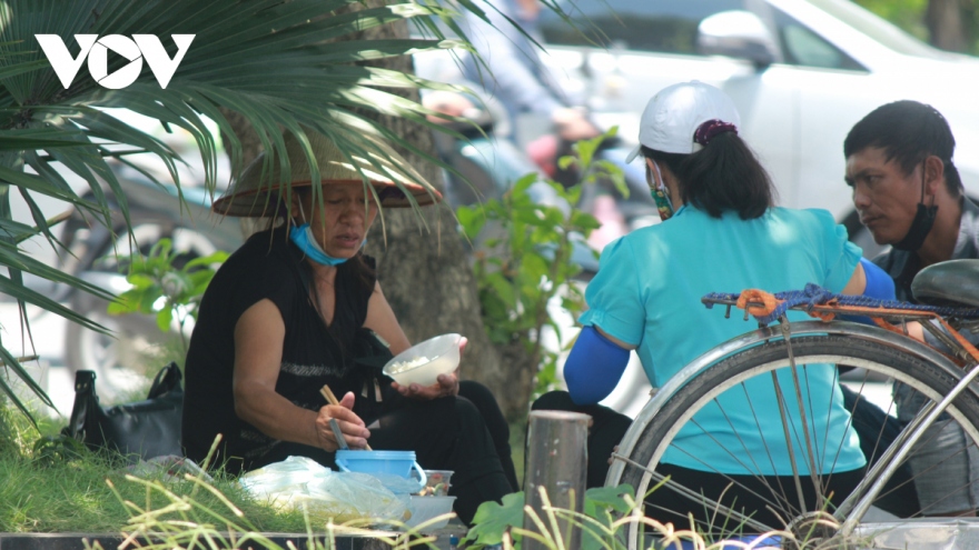 Low-income workers take quick lunch amid COVID-19 fight